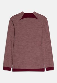 Bordeaux langemouwen sweatshirt van een textuurstof. Heeft een geribbelde ronde halslijn en manchetten, met subtiele kleurvariaties bij de schoudernaden.