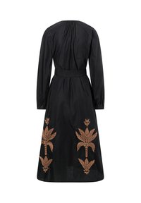 Schwarzes Kleid mit langen Ärmeln, tailliertem Schnitt und bestickten bronzefarbenen Blattmustern am Rock. Glattes Gewebe mit fließendem Design.