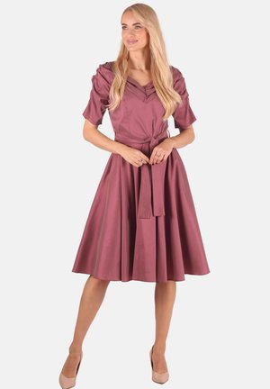Ein knielanges A-Linien-Kleid aus mauve Satin mit Ballonärmeln, einem taillierten Oberteil und einem Taillenband. Glatte Textur und minimale Designdetails.