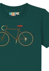T-shirt vert foncé avec un graphique de bicyclette. Le vélo a un cadre marron, un siège orange et des roues beige détaillées avec des rayons.