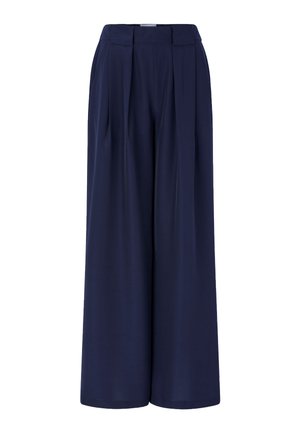 Tumši zili plaša piegriezuma bikses ar priekšējiem krokojumiem, augstu vidukli un jostas cilpām, attēlotas uz balta fona.