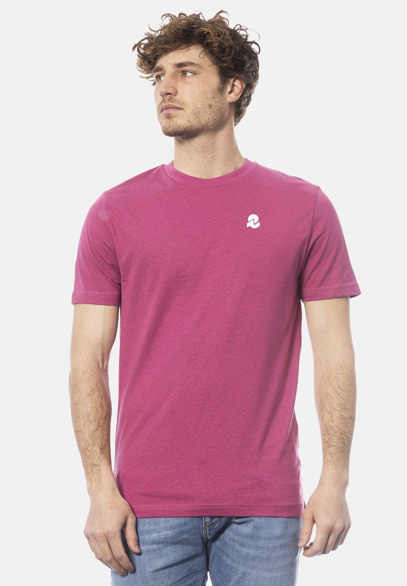 T-shirt a maniche corte con collo rotondo in tessuto rosa melange, dalla texture morbida, con un piccolo logo bianco sul lato sinistro del petto.