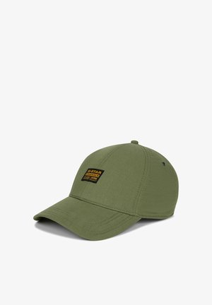 Casquette de baseball vert olive avec une visière incurvée et un écusson logo G-Star Originals noir et jaune sur le panneau avant.