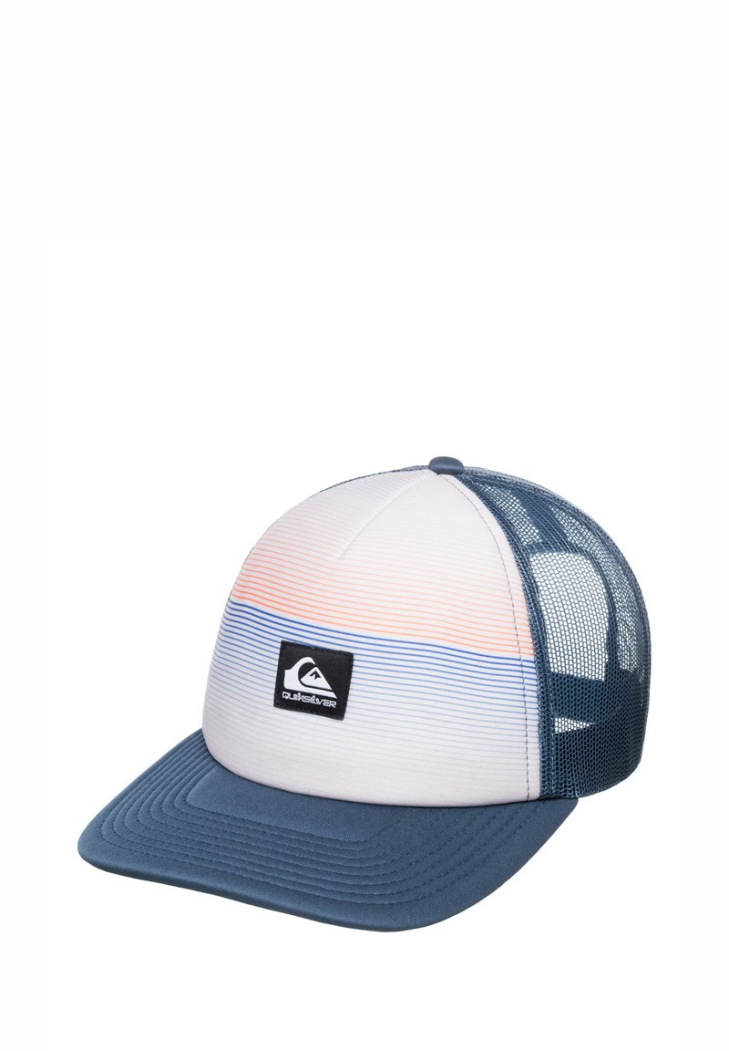 Gorra con un panel frontal blanco que presenta rayas azules y coral, visera azul y respaldo de malla; incluye un parche del logo de Quiksilver en negro.
