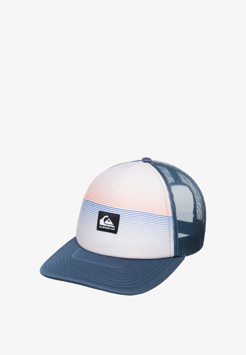 Lippalakki, jossa on valkoinen etupaneeli, siniset ja korallinväriset raidat, sininen lippa ja verkkotakakappale; sisältää mustan Quiksilver-logo-patchin.