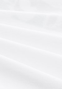 Hvidt stof med en glat tekstur, der har bløde draperede folder. Overfladen fremstår ensartet uden synlige mønstre eller detaljer.