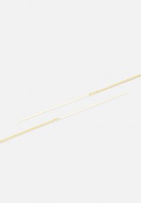 Des boucles d'oreilles en or, présentant de fines tiges allongées avec un accent en maillon de chaîne. La surface est lisse, créant une apparence délicate.