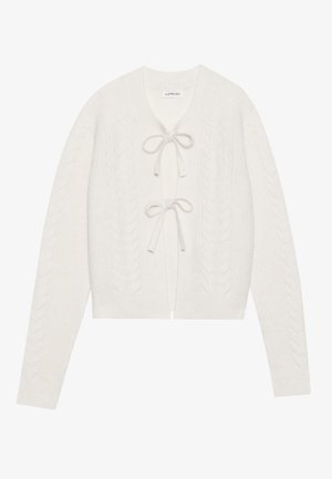 Kremfarget cropped cardigan med kabelstrikket tekstur, med en omsluttende knyting og lange ermer. Mykt, strikket materiale.
