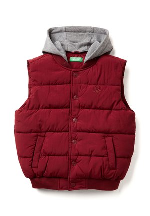 Gilet matelassé bordeaux avec capuche grise, présentant une fermeture à boutons sur le devant, un ourlet côtelé et des poches latérales. Tissu texturé avec une finition lisse.