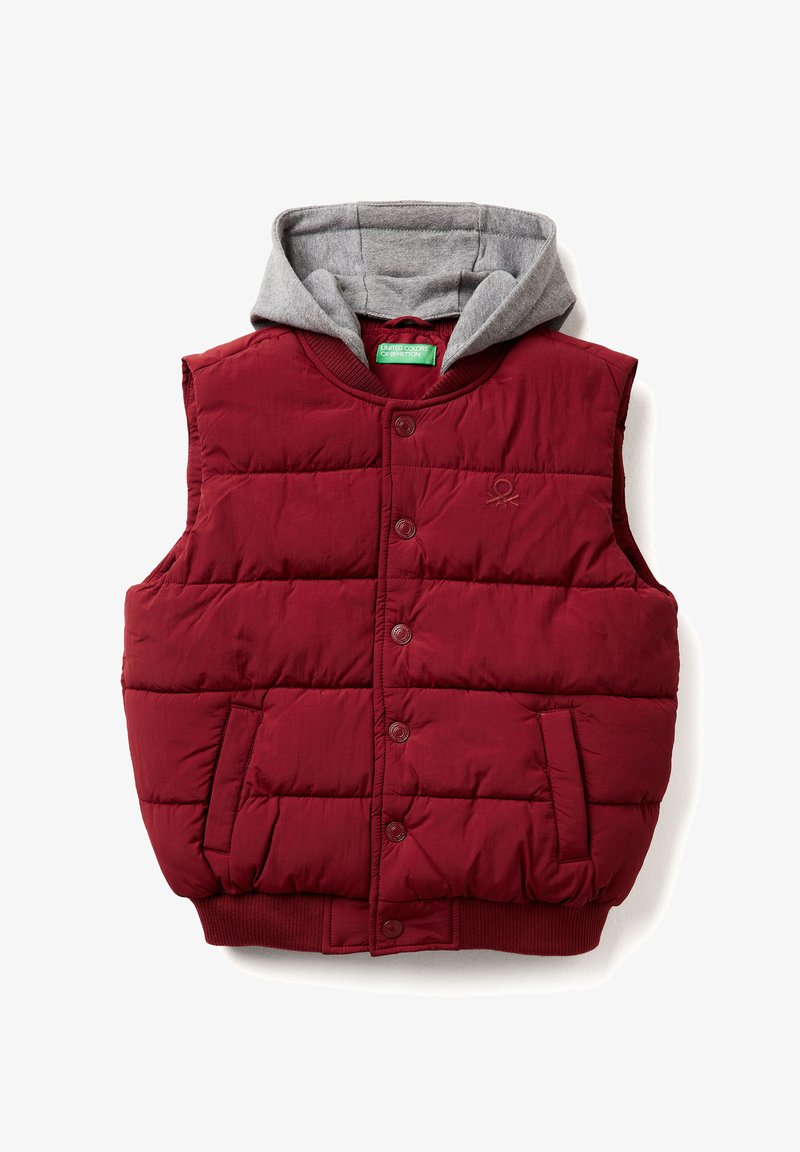 Vínový prošívaný vest s šedou kapucí, funkční přední zapínání na knoflíky, žebrovaný spodní lem a boční kapsy. Texturovaná tkanina s hladkým povrchem.