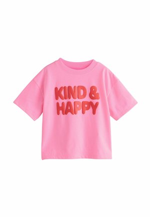 Pinkes Kurzarmshirt mit rotem erhabenem Text "KIND & HAPPY" mittig auf der Vorderseite.