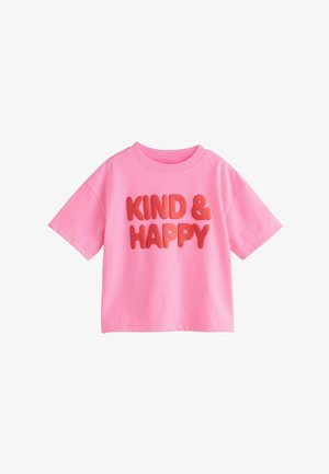 Pinkes Kurzarmshirt mit rotem erhabenem Text "KIND & HAPPY" mittig auf der Vorderseite.