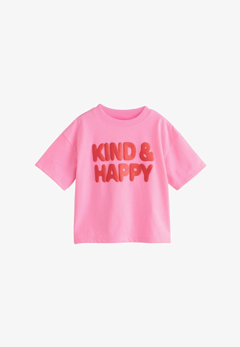 Camisa rosa de manga corta con texto rojo en relieve "KIND & HAPPY" centrado en la parte delantera.