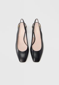 Juodos odos batai su atvira kulno dalimi ir kvadratine nosimi, pasižymintys lygiu paviršiumi ir minimalistiniu dizainu. Vidus yra šviesiai smėlio spalvos.