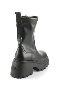 Čierna kožená členková obuv s textúrovanou podrážkou, robustným podpätkom a ťahacou pätou s embosovaným logom na boku. Hladký, elegantný dizajn.