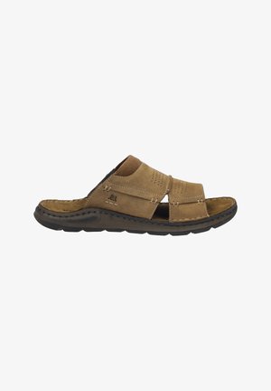 Infradito in pelle marrone con due cinturini superiori, design forato e soletta imbottita. Suola in gomma nera spessa per il massimo comfort.