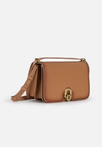 Hnědá kožená crossbody taška s hladkou texturou, obdélníkovým tvarem, zlatými kovovými detaily a nastavitelným popruhem. Obsahuje přední uzávěr.