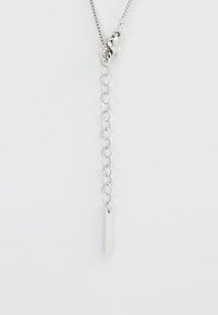 Silberne Kettenhalskette mit einem verlängerten Gliederdesign und einem rechteckigen Anhänger. Verfügt über einen Federringverschluss zum Verschließen. Glatte Textur.