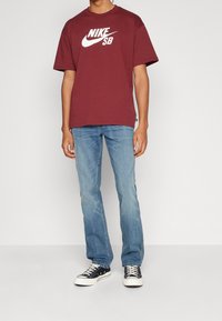 Nike SB Triko s potiskem - dark red