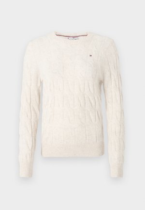 Kremfarvet kabelstrikket sweater med lange ærmer, rund hals, ribbede manchetter og kant, med et lille Tommy Hilfiger flaglogo på brystet.