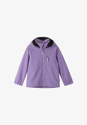 Fioletowa dziecięca kurtka softshell z czarną podszewką kaptura, zamkiem błyskawicznym z przodu, zamkiem w kieszeni na piersi i elastycznymi mankietami na rękawach.
