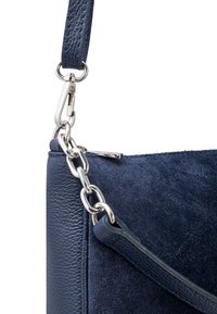 Borsa a mano blu navy in suede texture e pelle granata, dotata di tracolla in catena argentata e accessori in metallo per il fissaggio.