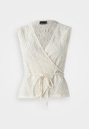 Biele zavinovacie tričko vyrobené z textúrovanej tkaniny s vlnkovým vzorom. Obsahuje výstrih do V a viazanie v páse.