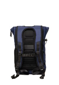 Marineblauwe rugzak met een oprolbare bovenkant, gewatteerde mesh achterkant, verstelbare zwarte bandjes en een sluiting met gesp voor een veilige draagwijze.