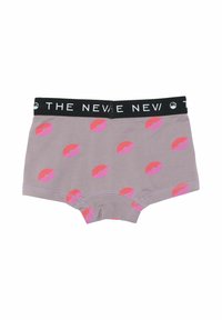 Svetlofialové boxerky s ružovým potlačou pier, so čiernym elastickým pásom s bielym textom "THE NEVIE NEV". Mäkká bavlnená textúra.