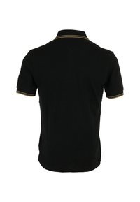 Camisa polo negra de manga corta con cuello y puños de manga acanalados, con finas rayas amarillas, mostrada desde la parte posterior sobre un fondo blanco.