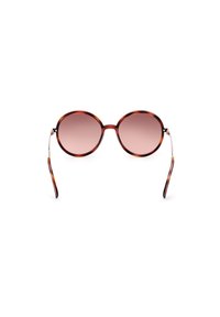 Ochelari de soare rotunzi cu un cadru din plastic cu efect de broasca țestoasă, lentile roz cu gradient, brațe din metal și o finisare netedă, având branding subtil pe templu.
