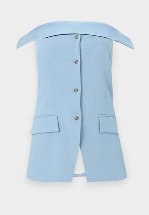 Φόρεμα σακάκι ανοιχτού ώμου σε ανοιχτό γαλάζιο χρώμα με κουμπιά στο μπροστινό μέρος, δύο τσεπάκια με καπάκι και σκίσιμο στο μπροστινό στρίφωμα.