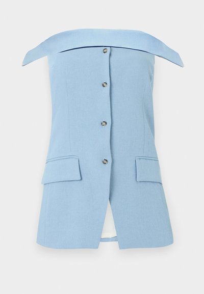 Φόρεμα σακάκι ανοιχτού ώμου σε ανοιχτό γαλάζιο χρώμα με κουμπιά στο μπροστινό μέρος, δύο τσεπάκια με καπάκι και σκίσιμο στο μπροστινό στρίφωμα.