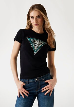 Zwarte t-shirt met korte mouwen, voorzien van een driehoekige grafiek met luipaardprint en turkooiskleurige accenten, versierd met zilveren studs.