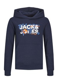 Námořnická modrá mikina s kapucí a přední kapsou ve tvaru klokana, s bílým a oranžovým textem "JACK&JONES" a grafikou glóbu, vyrobena z jemné tkaniny.