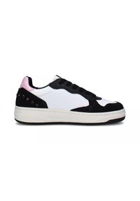 Sneakers in bianco e nero con una tomaia testurizzata, pannelli in pelle liscia, accenti rosa sul tallone e una suola in gomma bianca.