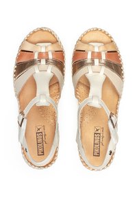 Sandalias de cuero con un diseño trenzado, que presentan tonos de blanco, dorado y cobre, una correa con hebilla y una suela de corcho texturizado.