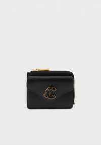Musta nahkalompakko, jossa on kullanvärinen vetoketju ja kohotettu "C"-kirjain etupuolella. Lompakossa on teksturoitu pinta ja kaareva läppäsuunnittelu.