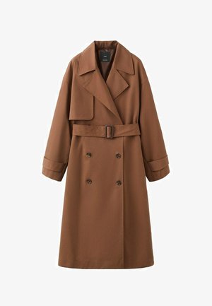 Dugi smeđi dvoredni trenk kaput sa širokim reverima, remenom u struku, manžetama na rukavima i preklopom na desnoj strani ramena.