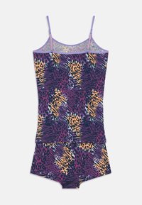 Ensemble débardeur et short en imprimé léopard violet et orange avec des bretelles fines ; tissu doux, texture extensible, design audacieux.
