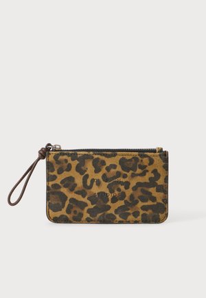Brun og sort leopardprintet lynlåspung med håndledsrem og diskret præget mærkenavn på en ensfarvet baggrund.