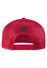 Rød mesh baseballcap med en solid rød plastjusteringsrem. Har et kvadratisk mørkt label på bagsiden. Tekstureret og åndbar design.