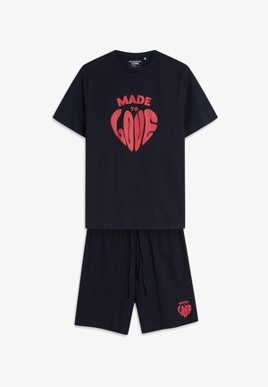 Zestaw z krótkim rękawem w kolorze granatowym wykonany z bawełny, z czerwonym napisem "STWORZONE, BY KOCHAĆ" na koszulce i szortach, z elastycznym pasem i szczegółami w postaci sznurków.
