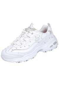 Zapatilla deportiva blanca con una superficie texturizada, cordones prominentes y acentos reflectantes. Presenta una suela gruesa con un patrón de relieve para mayor agarre.