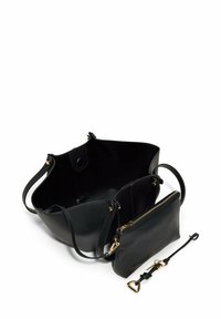 Sac fourre-tout en cuir noir avec pochette zippée amovible et bandoulière réglable, mettant en avant des finitions en or et une fermeture à bouton magnétique.