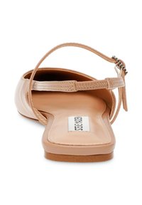 Sandalia plana de cuero nude con correa ajustable y una plantilla texturizada y acolchada. Cuenta con una suela robusta y lisa, además de una etiqueta de logo rectangular.
