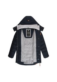 Tengerészkék puffertöltelékes dzseki puha fehér gallérral és belső béléssel. Patentkapcsos, belső címkével és oldalsó logó részlettel rendelkezik.