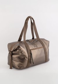 Brązowa metaliczna torba podróżna o gładkiej, błyszczącej powierzchni i podwójnych materiałowych uchwytach; posiada kieszeń na zamek błyskawiczny oraz kolorowy uchwyt zamka.
