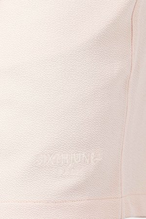 Un tessuto di colore rosa chiaro presenta motivi geometrici sottili; branding impressa nella sezione inferiore; finitura liscia con dettagli delle cuciture visibili.