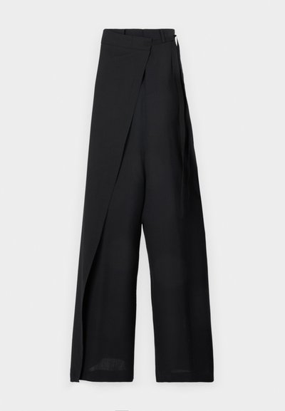 Schwarze, weit geschnittene Hosen mit Wickeldesign, das eine glatte Textur, hohe Taille und eine seitliche Bindeschleife aufweist. Hergestellt aus leichtem Stoff.